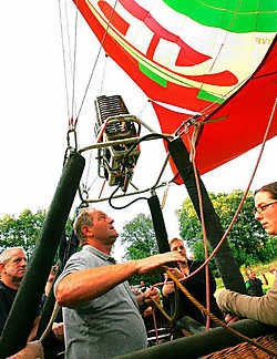 Luc Herdewijn is klaar om op te stijgen: 'Mijn sponsor zei me ooit dat hij vaker reacties krijgt van mensen die de ballon zagen vliegen, dan na een overwinning van de wielrenners die hij toen ook sponsorde.'