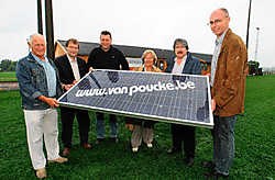 Freddy De Tranoix, Arnold Raspé, Kurt Cansse, Hilaine Van Poucke, Peter Van Waes en Koen Van Heghe laten de nieuwe voetbalkantine met de hulp van zonnepanelen draaien op groene energie. Hendrik De Rycke