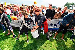 Te voet werden 1.343 emmers zeewater naar Sint-Laureins gebracht. De eerste ster was binnen. Michel Moens <br>