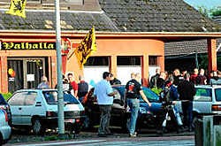 Blood & Honour organiseerde het feestje in club Valhalla Vlaanderen. Er waren geen incidenten. Ton Wiggenraad