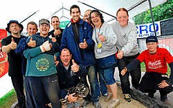 Johnny Karnier (met gebroken arm) en Nicolas Philippart brachten dankzij de steun van hun supporters het duurrecord petanquen op 100 uren. Yvan De Saedeleer