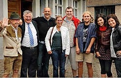 Van links naar rechts: Robert De Ridder, burgemeester Paul Van de Casteele, Steph Goossens, <br>Sofie De Pillecijn, Filip Boschman, Roel Weyn, Annelies Steel en Geena Lisa.