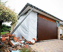 De schade aan het huis is groot. Een bestuurder reed door de voortuin tot in de garage. Ook de twee wagens die daar stonden, zijn vernield. Jef Collaer