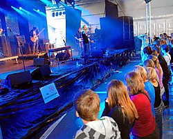 Zaterdag lokte Festiv'Halle een paar duizend festivalgangers. Sioen bracht een geslaagde set. <br>Yvan De Saedeleer
