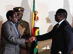 De Zimbabwaanse president Robert Mugabe (links) drukt de hand van oppositieleider Morgan Tsvangirai.ap<br>