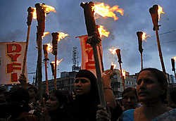 Met fakkels betogen leden van de Communistische Partij van India in de stad Hyderabad tegen het nucleaire akkoord tussen de Verenigde Staten en India.ap<br>