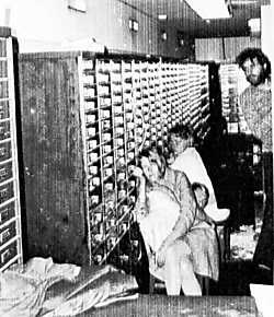 Clark Olofsson en twee gijzelaars in een bank in Stockholm in 1973. ap