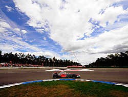Lewis Hamilton snelt langs het circuit van Hockenheim. De Brit won met de vingers in de neus.photo news<br>