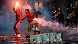 Aanhangers van Radovan Karadzic protesteerden gisteren in Belgrado tegen zijn aanhouding. afp<br>