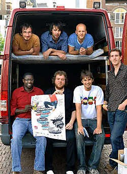 Met hun toerbusje rijden de leden van The Nico Van Gendt Project naar Spanje. Ze zullen er twee optredens per dag geven. Paul De Malsche