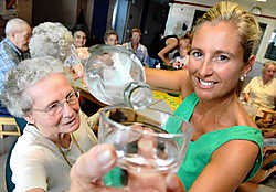 Verpleegster Sofie Wymeersch ziet erop toe dat de bewoners regelmatig drinken: 'Preventie is bij onze residenten van het grootste belang.'<br>David Stockman<br>