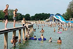 Het water van de Blaarmeersen staat, na de heraanleg, nog altijd niet op peil, waardoor de zwemzone kleiner is dan normaal.Frederiek Vande Velde