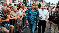 Yves Leterme kroop in de huid van sportjournalist onder begeleiding van Carl Huybrechts.Louis Verbraeken