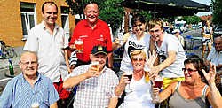 Door het warme weer vloeide het bier gisteren rijkelijk. Zittend: Eric Coopman, Staf Sanders, Dina Buysens en Rita Hosten. Staand: Steven Gordenne, Etienne Vandenberghe, Charline Gantois en Jeroen Doens. Florian Van Eenoo