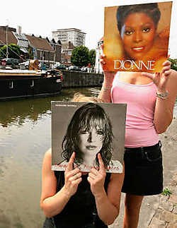 Foxy Sandra en Kathia Vlerick, of omgekeerd: 'We draaien alleen wat we zelf graag horen en waarop we zelf willen dansen als we uitgaan.'fvv