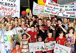 De wereldkampioenen werden in het station van Oudenaarde door familie en vrienden met spandoeken verwelkomd.