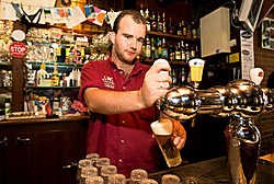 Vierentachtig uur aan een stuk zal barman Ivan Stuyts pintjes tappen in café 't Veurleste. Walter Saenen