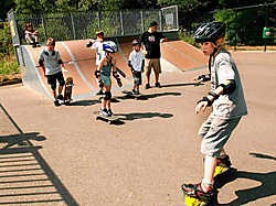 Tijdens een skatehappening leren de jonge skaters basisoefeningen en enkele kunstjes van een professional. Paul De Malsche