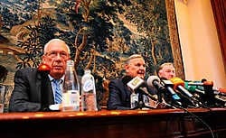 De drie bemiddelaars gisteren op de persconferentie: Raymond Langendries, François-Xavier de Donnea en Karl-Heinz Lambertz: 'We zijn bemiddelaars, geen tovenaars.'Herman Ricour<br>