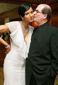 Salman Rushdie en Padma Lakshmi in gelukkigere tijden.ap<br>