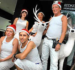 In het kapsalon 9Fhair is de kerstman al aangekomen. Het personeel verwelkomt je met 'vrolijk kerstfeest.' Yvan De Saedeleer