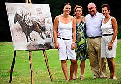 Het paard van Walter en Francine Kemseke (rechts) won 25 jaar geleden de Steeple Chase op Waregem Koerse en wordt nu vereeuwigd op doek. Florian Van Eenoo<br>