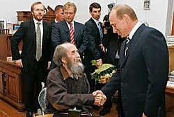 Poetin en de schrijver in juni 2007, bij Solzjenitsin thuis. reuters<br>