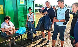 Wie gisterenmorgen in Dranouter zijn afval binnenbracht, kreeg een gratis ontbijt. Bart Vandenbroucke