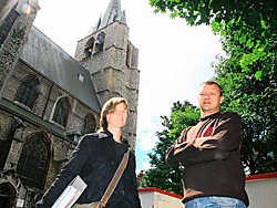 Architect Elfie Hermans en Steven Van de Velde van het restauratiebedrijf Renotec: 'Sommige ramen van de kerk moeten we in een atelier herstellen'. Eddy Van Ranst