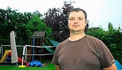 Wim Lenssens: 'Men plaatste deze diepvriezers vlakbij de grens van onze tuin, waardoor het lijkt of er dag en nacht een vrachtwagen naast onze deur staat te draaien.'Eddy Van Ranst<br>