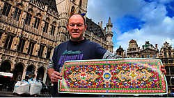 Mark Schautteet ontwierp ook dit jaar het bloementapijt. Herman Ricour