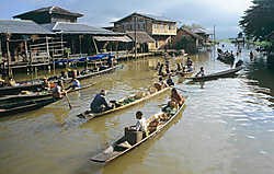 Ondanks belangrijke staatsinkomsten uit hydro-energie en gas leven de meeste Myanmarezen in armoede.hollandse hoogte<br>