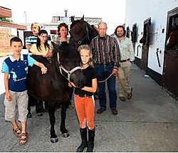 Eigenaar Johan Baeten (uiterst rechts) met de nieuwe uitbaters en hun kinderen in de vernieuwde manege De Hoefslag (samen met het grootste paard Touch Me en de kleinste pony Zorro).De Rycke Hendrik<br>