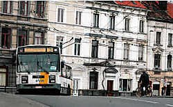 Schepen Temmerman wil in de eerste plaats de schadelijke uitstoot van uitlaatgassen in de stad terugdringen. 'Heel belangrijk daarin is de samenwerking met De Lijn. Die zal zeker een aantal hybride bussen aankopen.' Gianni Barbieux