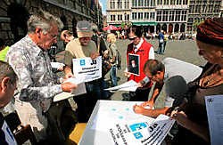De eerste van vijftigduizend handtekeningen om een Antwerpse volksraadpleging af te dwingen zijn al binnen. Koen Fasseur<br>