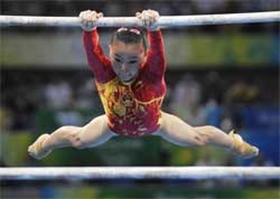 OS Artistiek turnen: '16-jarige' He Kexin wint op brug met ongelijke leggers