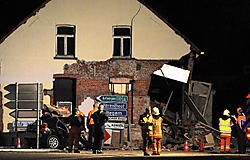 Luitenant<br> Joris Vranckx: 'Omdat het huis zo zwaar beschadigd was, hebben we de gevel gestut.'<br>Aerts Marc<br>