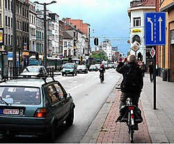 De aanpassingswerken in de Gemeentestraat, in eerste instantie ten bate van fietsers en voetgangers, hadden normaal gisteren moeten beginnen. Maar op het eerste uitstel een week geleden volgde nu ook een tweede.Koen Fasseur<br>