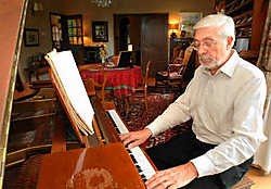 Herman Vandormael wijdt zijn tijd aan geschiedschrijving en muziek. Yvan De Saedeleer