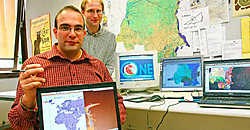 Bart Meganck (vooraan) en Franck Theeten zijn twee wetenschappers die meewerken aan het OneGeology-project.Koen Merens