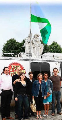 De vijf sleutelfiguren poseren nog even samen met Geena Lisa en Steph Goossens voordat ze aan hun opdrachten beginnen.