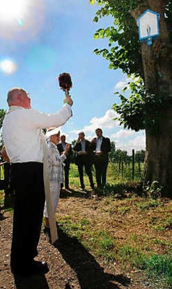 Pastoor Karel Maenhout zegent het herstelde Mariabeeld langs de Lochterveldeweg. Hendrik De Rycke<br>