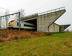 Deze spoorwegbrug zonder doel ligt er al van 1976 en zal worden afgebroken. Michel Vanneuville<br>
