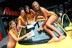 De finalistes van Miss Coast Belgium zetten hun beste beentje voor tijdens de carwash. Peter Maenhoudt<br>