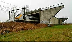 Een van de bruggen over de spoorweg in Varsenare die zullen worden afgebroken. Michel Vanneuville<br>