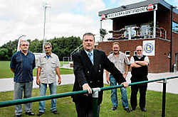 Olympia-voorman Rudy Lenssens met zijn medewerkers. 'Topstadion met 500 plaatsen kost 2 miljoen euro.' gia