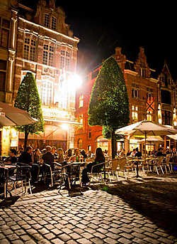 Een glas drinken op de Oude Markt: als het van de cafébazen afhangt <br>onder het waakzaam oog van de politie.<br>