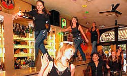 De barmeisjes dansen niet langer op de toog van de Cajun Queen. De kroeg ging drie jaar geleden open, maar sloot intussen de deuren.<br>Koen Fasseur<br>