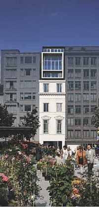 Monumentenzorg eist dat de oorspronkelijke gevel (kleine foto) behouden blijft, en dat de toevoeging bovenaan modern wordt ingevuld. De glazen doos linkt de 21ste eeuw aan de Kouter van weleer.ingezonden foto's