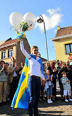 Emma Johansson straalt om zoveel belangstelling. Zowat tweehonderd Zingemnaren gaven de zilveren atlete een warme ontvangst.<br> foto's Guy Van Den Bossche